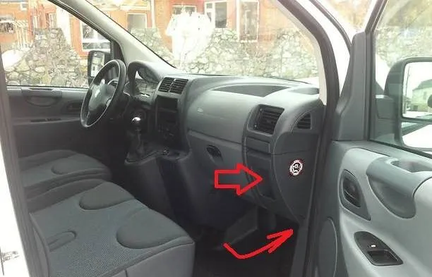 доступ к блоку в салоне Peugeot Expert