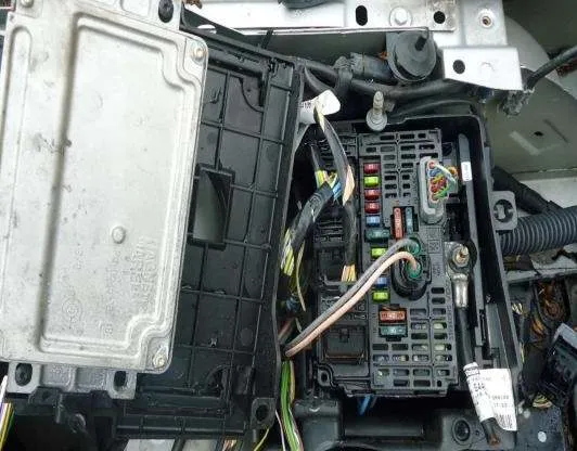 блок під капотом Peugeot 407
