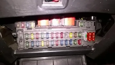 блок запобіжників в салоні пежо 607 варіант 2