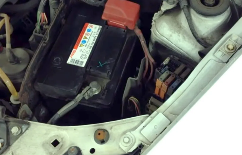 расположение блоков под капотом Renault Clio 2