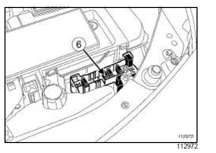 amplasarea siguranțelor sub capotă Renault Clio 3