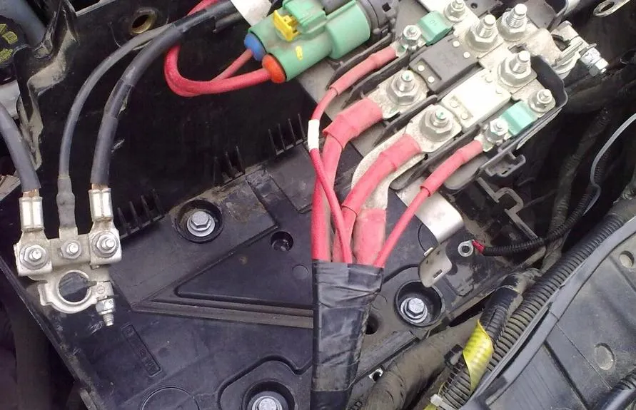 на крышке аккумулятора Renault Kangоo
