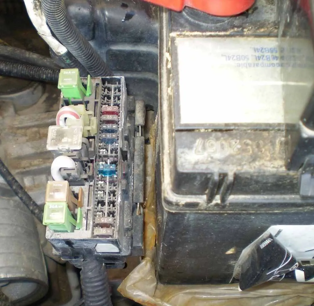 Nissan Pulsar bloc sub capotă