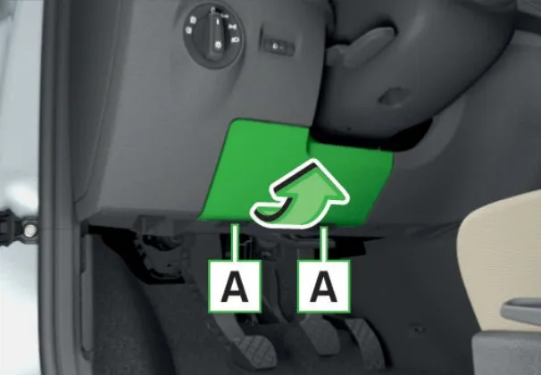 Acces la cutia din habitaclu