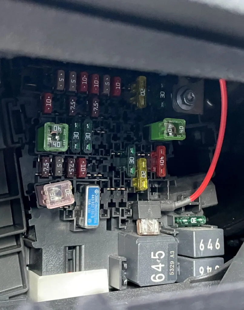 блок предохранителей в салоне Volkswagen Touran 2