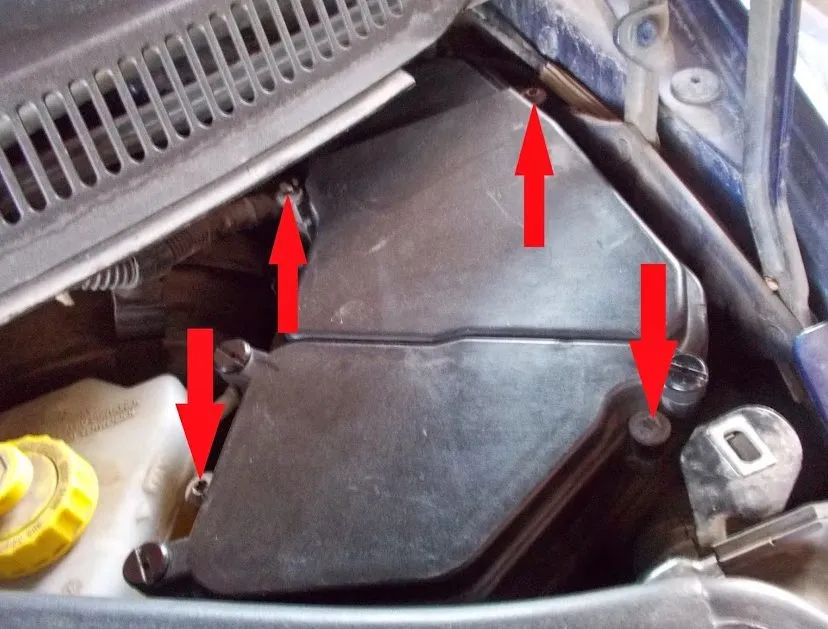 Монтажный блок под капотом Volkswagen Touareg