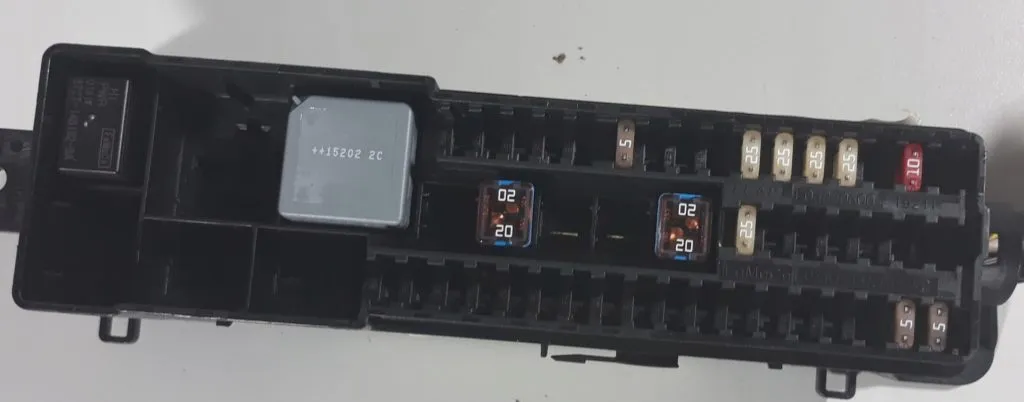 блок в багажнике Ford Escape (3G)