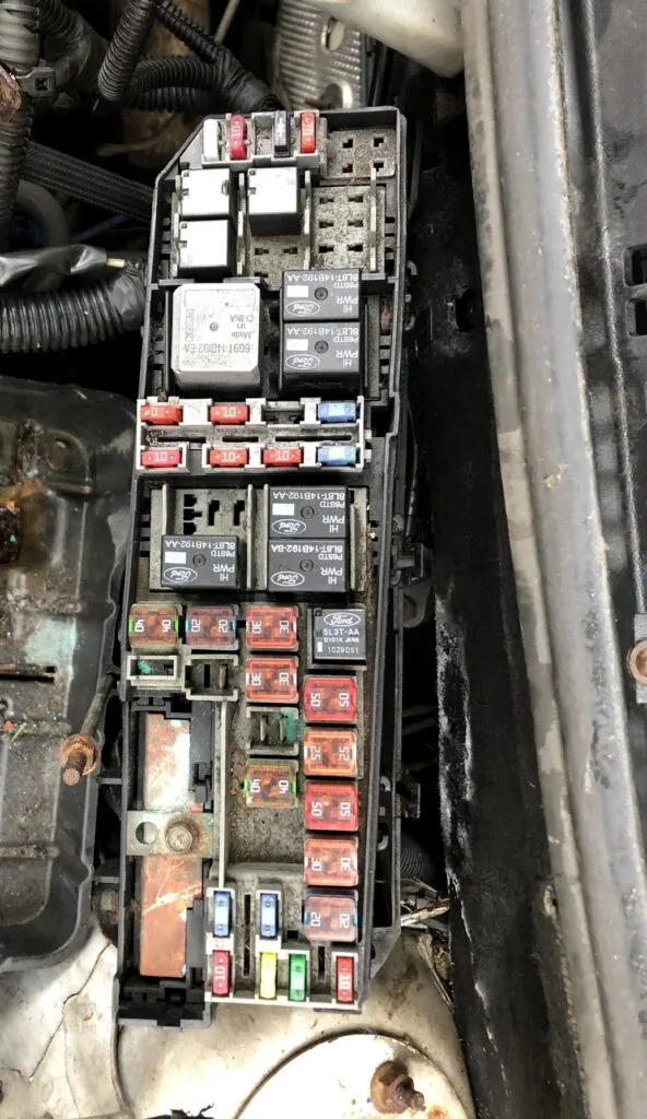 блок предохранителей под капотом Ford Transit Connect Тип 2