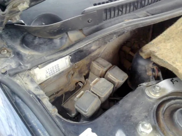 Реле під капотом Mazda 626 ge