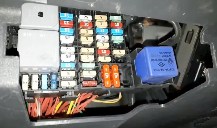 Блок запобіжників Opel Vivaro B