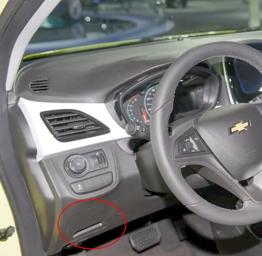 доцтуп к блоку предохранителей в салоне Chevrolet Spark M400