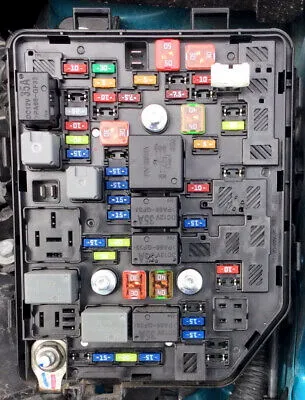 блок предохранителей под капотом Chevrolet Spark M400