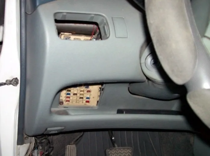 Приклад розташування блоку в салоні Toyota Yaris