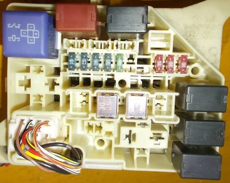 блок запобіжників та реле під капотом Toyota Scion xB 1