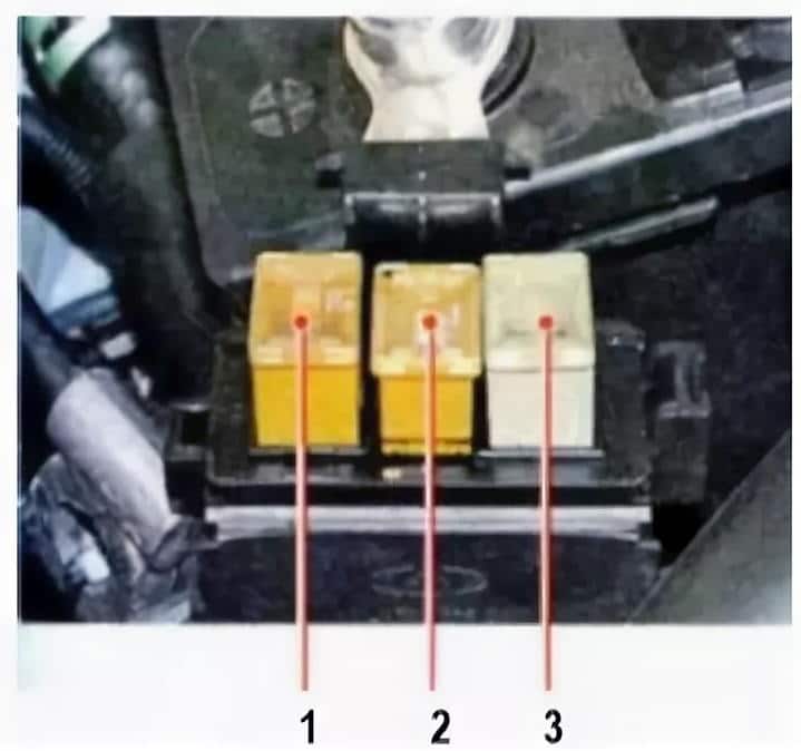 Где находится предохранители чери амулет. Силовые предохранители чери амулет а15. Предохранитель на стартер чери амулет а15. Блок силовых предохранителей Chery Amulet. Реле бензонасоса чери амулет а15.