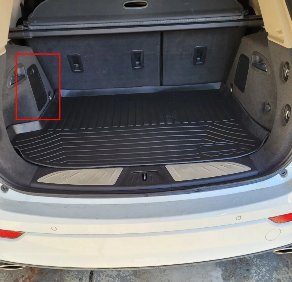 расположение блока предохранителей в багажнике Buick Envision 1