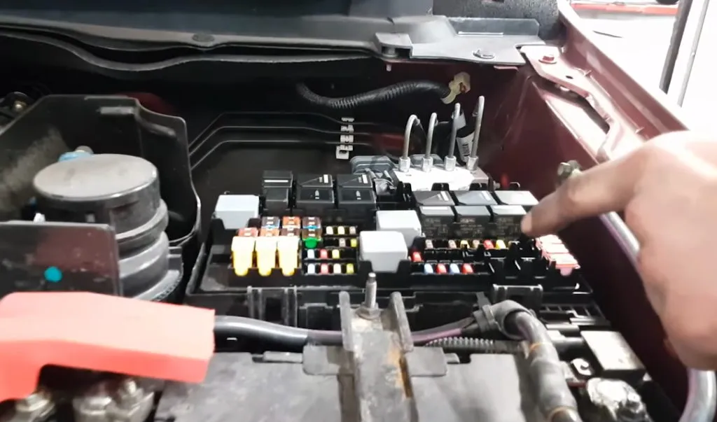 блок запобіжників під капотом Ford_Ranger_3G