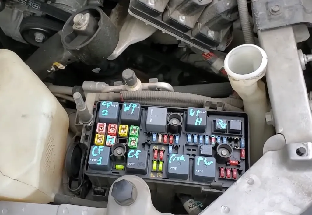 розташування блоку запобіжників під капотом Buick Lucerne