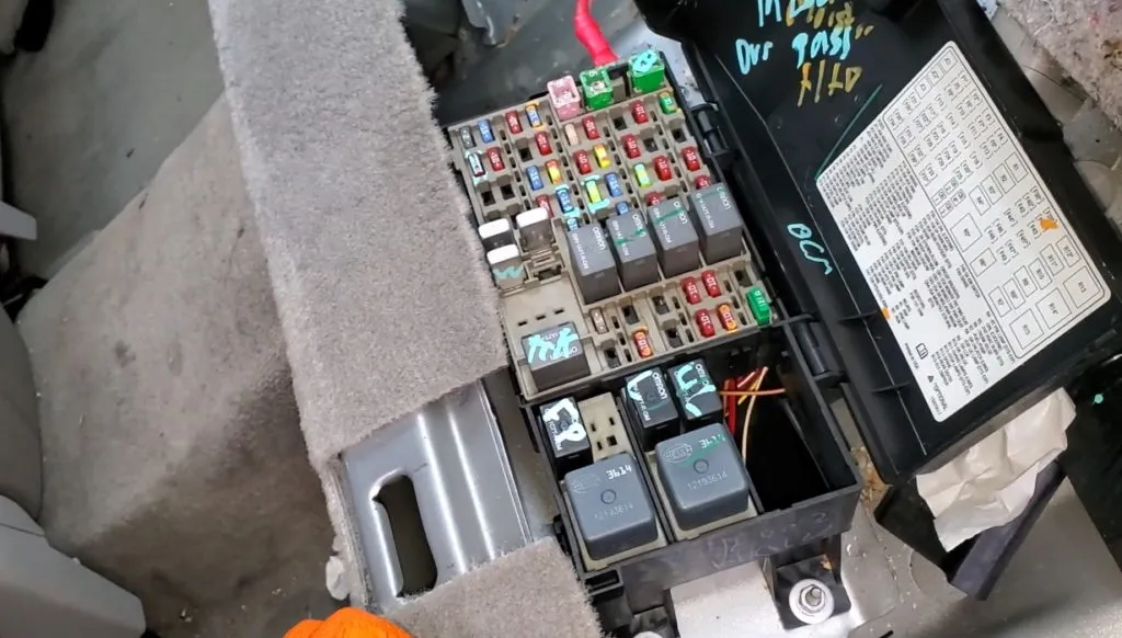 розташування блоку запобіжників в салоні Buick Lucerne