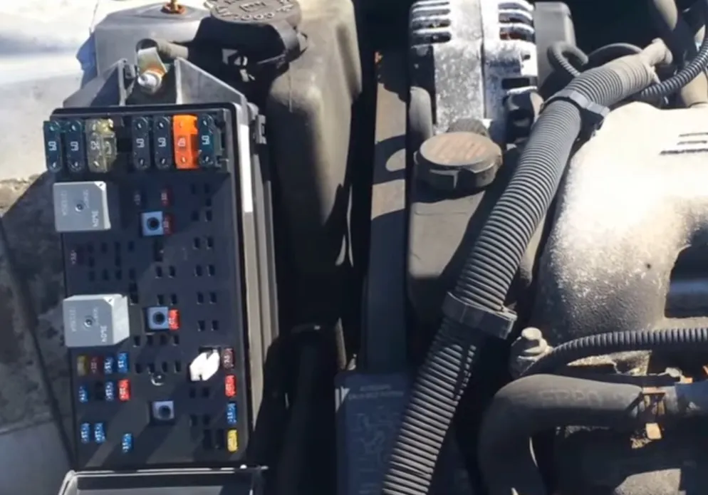 монтажний блок під капотом Buick Regal 4