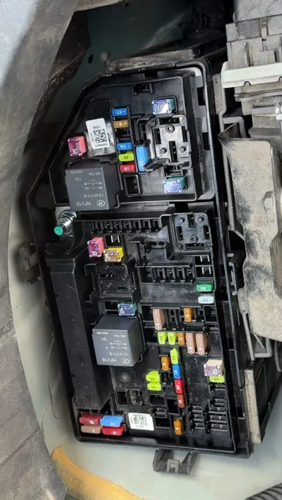 Фото блока под капотом Geely Monjaro