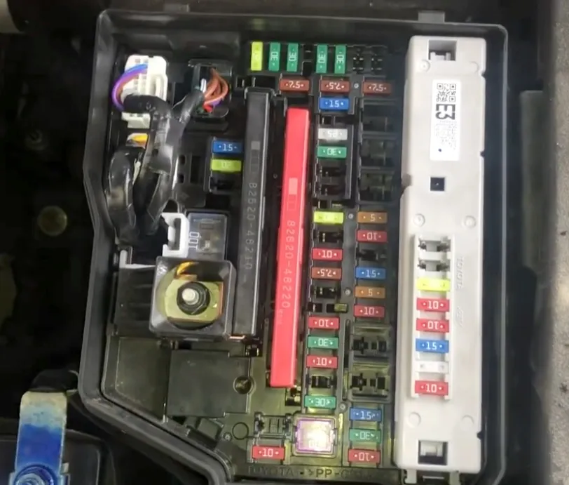 блок запобіжників під капотом Lexus RX 350