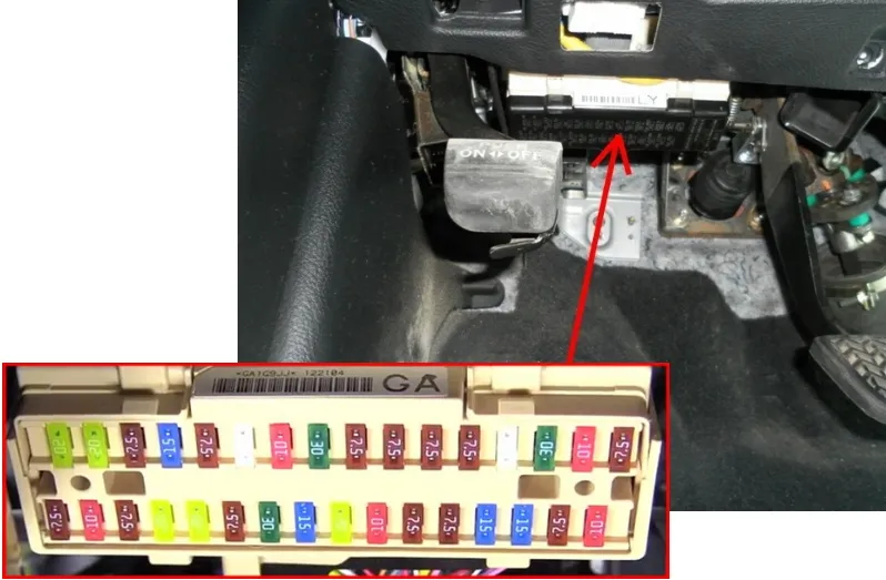 блок запобіжників в салоні Lexus RX300 2g