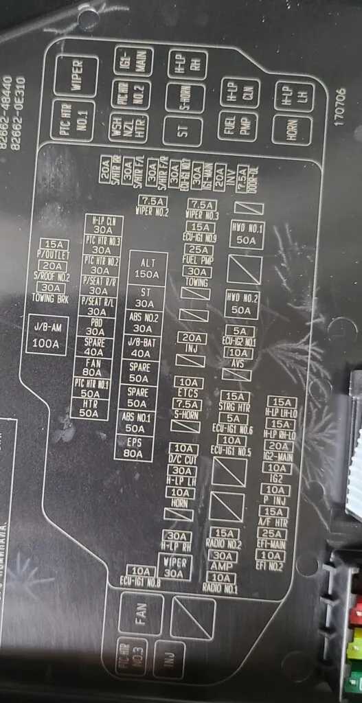 Кришка блоку запобіжників під капотом Lexus RX 350