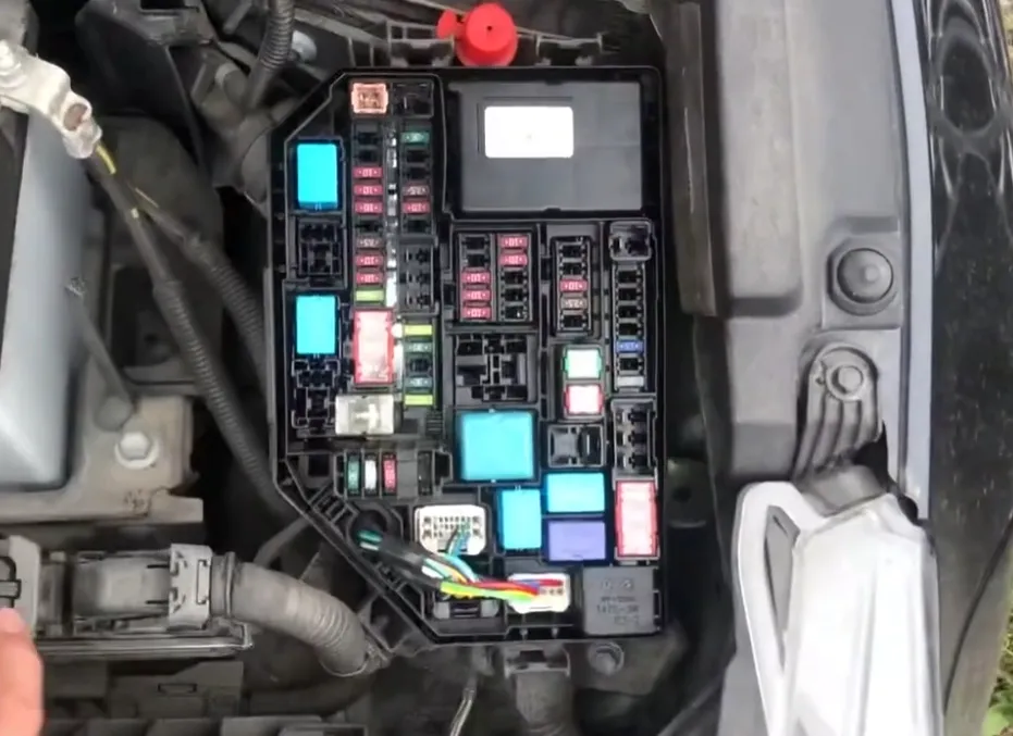 Фото блоку під капотом Toyota Corolla E210