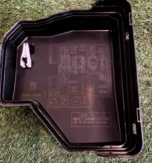 схема запобіжників з кришки блоку Toyota Sienta 2