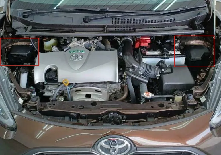 розташування блоків під капотом Toyota Sienta 2