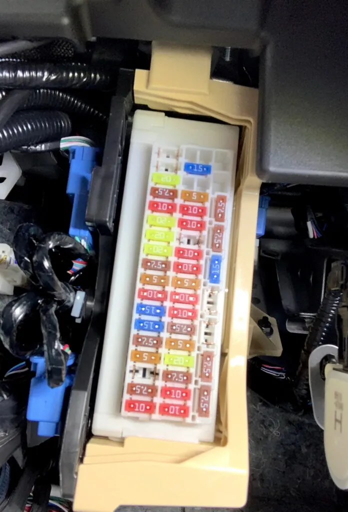 блоку запобіжників у салоні Toyota Venza 2G