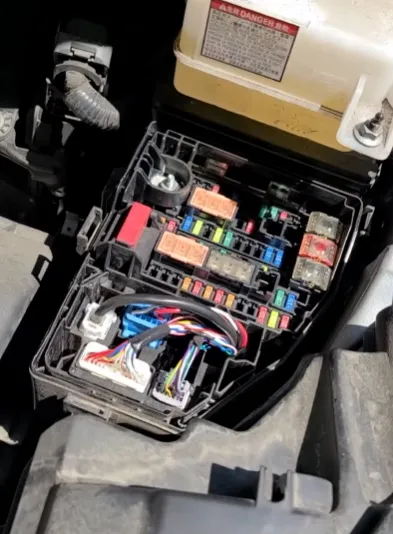 блок запобіжників під капотом Toyota Sienna 4