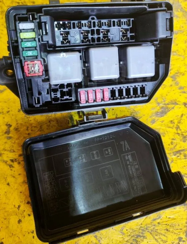 додатковий блок запобіжників та реле Toyota Sienta 2