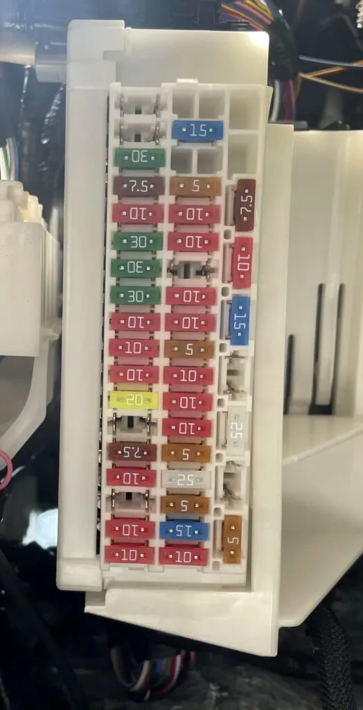 блок запобіжників в салоні Toyota Sienna 4