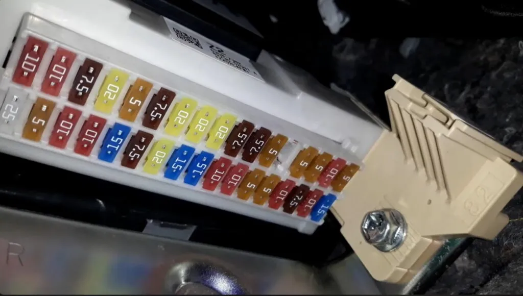 блок запобіжників у салоні Toyota Sienta 2