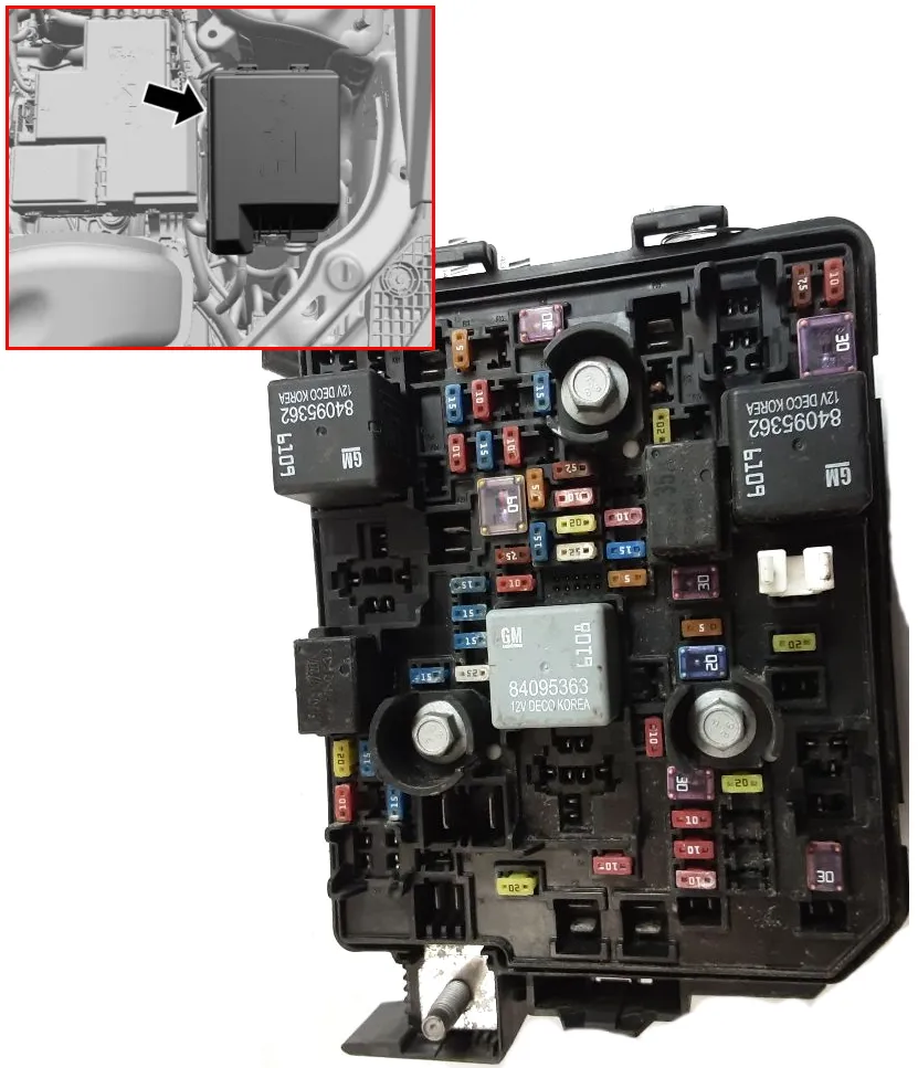 Расположение предохранителей и реле под капотом Chevrolet TrailBlazer 3